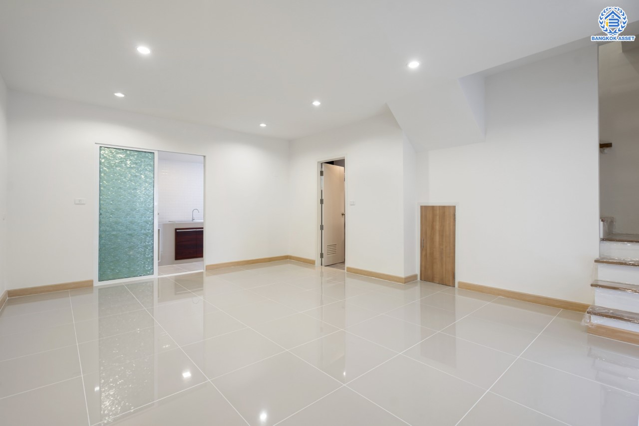 ทาวน์เฮ้าส์มือสองนนทบุรี ม.วิลเลตไลท์ ราชพฤกษ์-ปิ่นเกล้า เนื้อที่ 19.2 ตร.ว. ฟังก์ชัน 3 ห้องนอน 2 ห้องน้ำ จอดรถได้ 2 คัน บนทำเลสะดวกสบาย เดินทางง่าย เข้า-ออกได้หลายเส้นทาง ทั้งทางราชพฤกษ์ กาญจนาภิเษก และนครอินทร์ เพียง 5 นาทีถึงจุดขึ้นทางด่วน "ศรีรัช"...